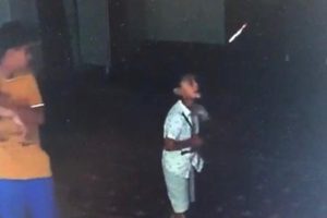 Camide &uuml;zerine ayakkabı dolabı devrilen &ccedil;ocuk &ouml;ld&uuml;