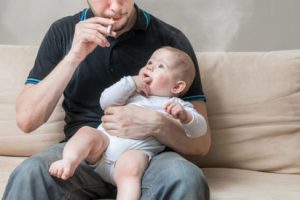 Baba adaylarının sigara i&ccedil;mesi bebekte astım riskini arttırıyor