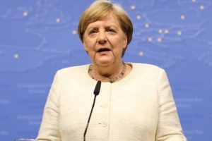 Merkel'den 'AB Komisyonu Başkanı' a&ccedil;ıklaması