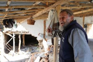 Selde evi zarar g&ouml;ren yaşlı adam g&ouml;zyaşlarını tutamadı