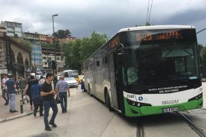 Bursa'da otob&uuml;s &ouml;nce &ccedil;arptı, sonra ka&ccedil;tı