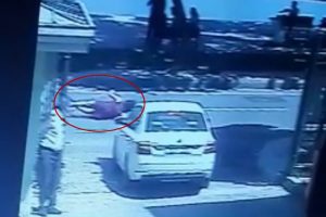 Motosikletin &ccedil;arptığı kadın metrelerce havaya fırladı