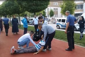 Laf atma kavgasında birbirlerini bı&ccedil;akladılar