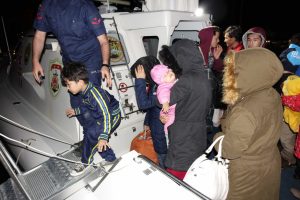 &Ccedil;anakkale'de 33 ka&ccedil;ak g&ouml;&ccedil;men yakalandı
