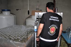 İzmir'de 5 ton sahte i&ccedil;ki ele ge&ccedil;irildi