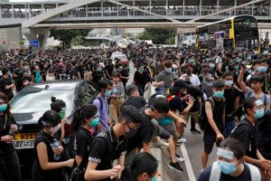 Hong Kong'da gerginlik devam ediyor