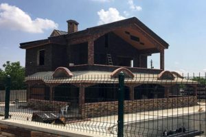 Villanın bodrum katını uyuşturucu imalathanesine &ccedil;evirmişler