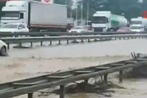 Kocaeli- Sakarya karayolu trafiğe kapandı