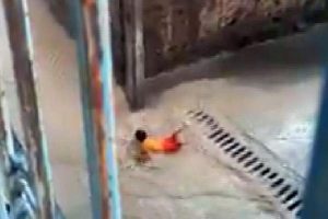 K&uuml;&ccedil;&uuml;k &ccedil;ocuğun yağmur sevinci sosyal medyada ilgi g&ouml;rd&uuml;