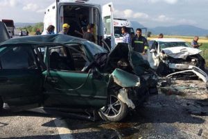 İki otomobil birbirine girdi: 2 &ouml;l&uuml;, 3 yaralı