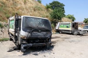 Keşan'da belediyeye ait 2 &ccedil;&ouml;p kamyonu yakıldı
