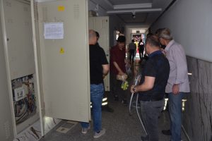 Yaşlı &ccedil;ift saatlerce asans&ouml;rde mahsur kaldı