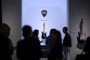 Efsane ismin gitarı rekor fiyata satıldı
