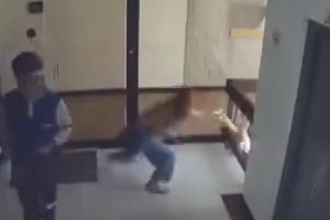 D&uuml;şmek &uuml;zere olan bebeğini son anda kurtardı