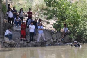 Dicle Nehri'nde akıntıya kapılan Muhammed'i arama &ccedil;alışmaları s&uuml;r&uuml;yor