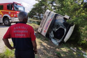 &Ouml;ğretmenleri taşıyan midib&uuml;s devrildi: 17 yaralı