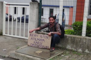 İşten &ccedil;ıkartılan engelli, oturma eylemi başlattı!
