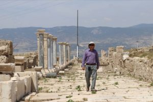 Antik stada giden tarihi yol g&uuml;n ışığına &ccedil;ıkarılıyor
