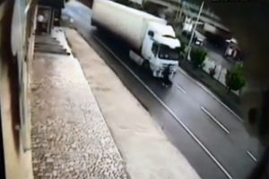Kendini TIR'ın &ouml;n&uuml;ne attı