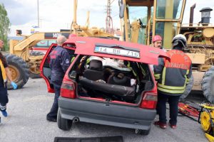 Greydere &ccedil;arpan otomobil hurdaya d&ouml;nd&uuml;