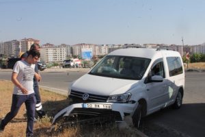 Virajı alamayan otomobil ref&uuml;je &ccedil;arptı!