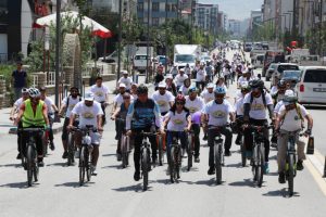 Van G&ouml;l&uuml; i&ccedil;in pedal &ccedil;evirip, &ccedil;&ouml;p topladılar