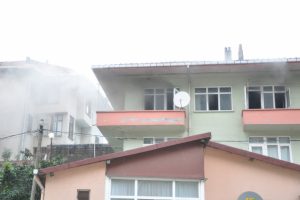 Boşandığı eşiyle olan fotoğraflarını yakarken, evi yaktı