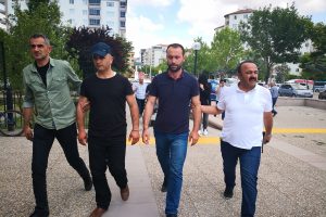 Kız kardeşini d&ouml;verek otob&uuml;sten indirilen ağabey tutuklandı