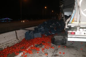 Tır devrildi, tonlarca domates k&ouml;pr&uuml; &uuml;zerinden kafenin &uuml;zerine d&uuml;şt&uuml;
