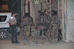 Silah &ccedil;ekip eve saklanan 3 kişi yakalandı!