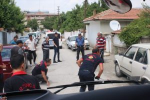 Otomobilin altına giren yılanı, itfaiye &ccedil;ıkardı