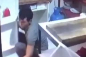 Lokantadan et ve kebap şişi &ccedil;aldı!