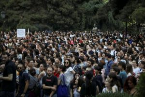 G&uuml;rcistan'da protestocular ve polis arasında arbede