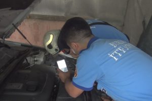 Bursa'da arabaya giren yavru kedi gurbet&ccedil;i aileye zor anlar yaşattı