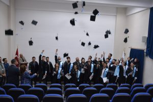 Bursa'da mezun olanın işsiz kalmadığı okulda mezuniyet sevinci