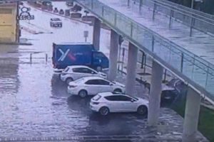 Bursa'da l&uuml;ks otomobil durağa b&ouml;yle daldı