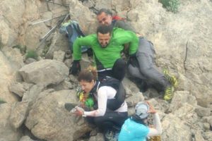 Ayı u&ccedil;urumdan itti! Yaralı dağcı helikopterle kurtarıldı