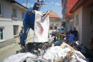 Bursa'da yalnız yaşayan kadının evinden 8 r&ouml;mork &ccedil;&ouml;p &ccedil;ıktı