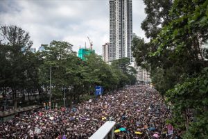 Hong Kong'da g&ouml;stericiler kamu binaları &ouml;n&uuml;nden &ccedil;ekildi