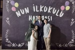 Bakan Albayrak aile fotoğrafı paylaştı