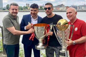 Podolski Galatasaray'ın şampiyonluk kupalarıyla poz verdi