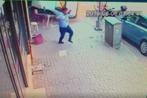 Bursa'da kahveye giren otomobilin altında kalmaktan son anda kurtuldu