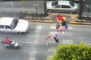 Polonyalı kadına &ccedil;arpan motosikletin s&uuml;r&uuml;c&uuml;s&uuml;ne tokat