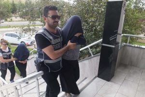 17 bin liralık ziynet eşyası bulunan &ccedil;antayı &ccedil;alanlar tutuklandı