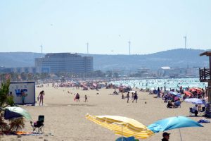 Tatilciler oy kullanmak i&ccedil;in plajları boşalttı