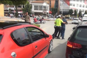 Ortalık bir anda karıştı! Kazma ile saldırdı