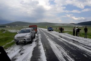 Ardahan'a fındık b&uuml;y&uuml;kl&uuml;ğ&uuml;nde dolu yağdı