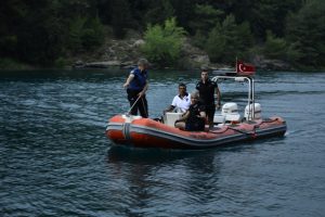 Adana'da serinlemek i&ccedil;in g&ouml;le giren gen&ccedil; kayboldu
