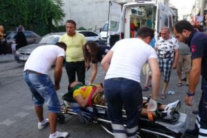 Otomobilin &ccedil;arptığı Afgan gen&ccedil; ağır yaralandı