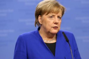 Merkel'den kamu kurumlarına uyarı!